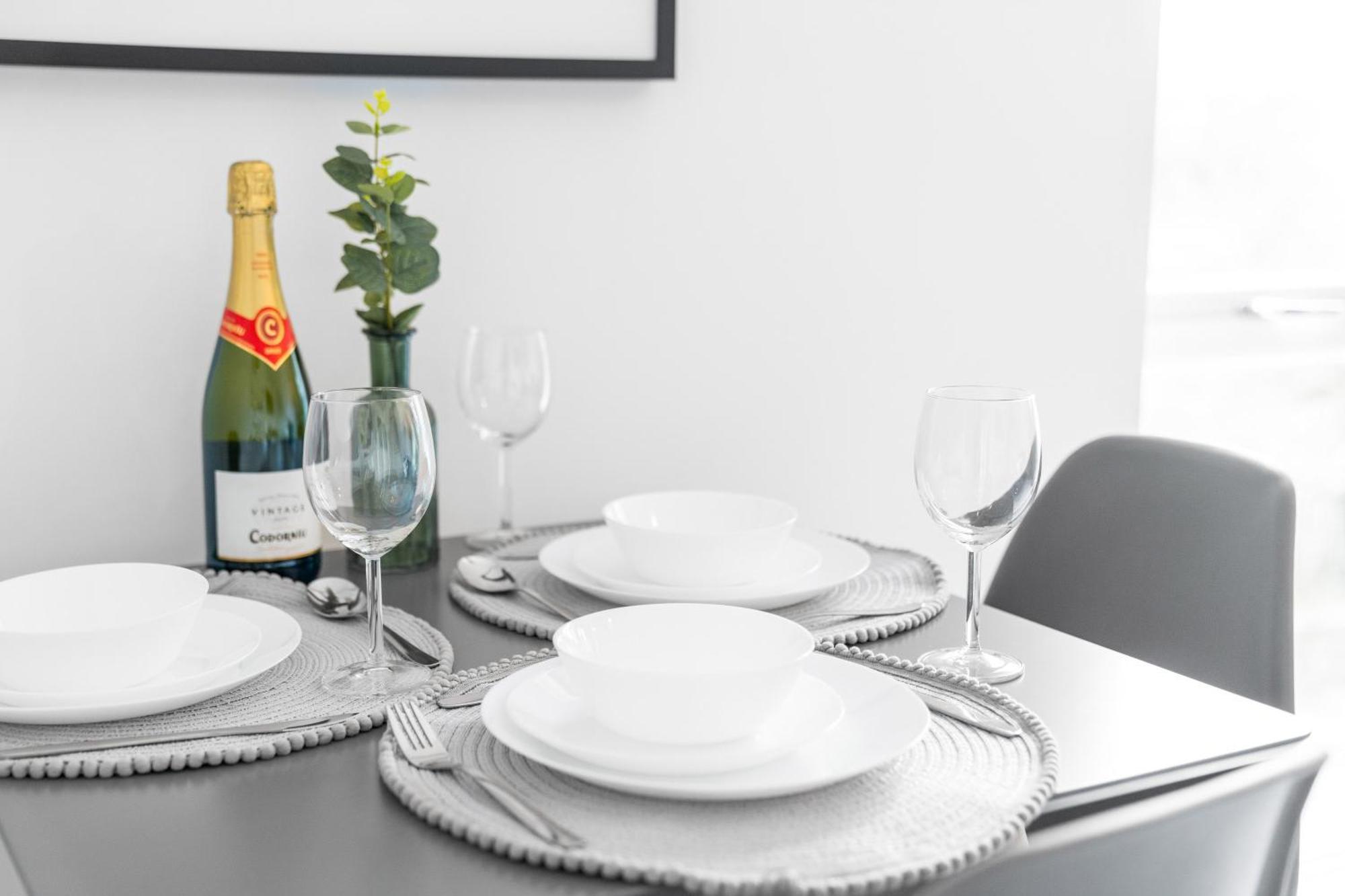 New 2 Bedroom Deluxe Apartment - Parking - Wifi & Netflix - Top Rated - 50C Cradley Heath Екстериор снимка