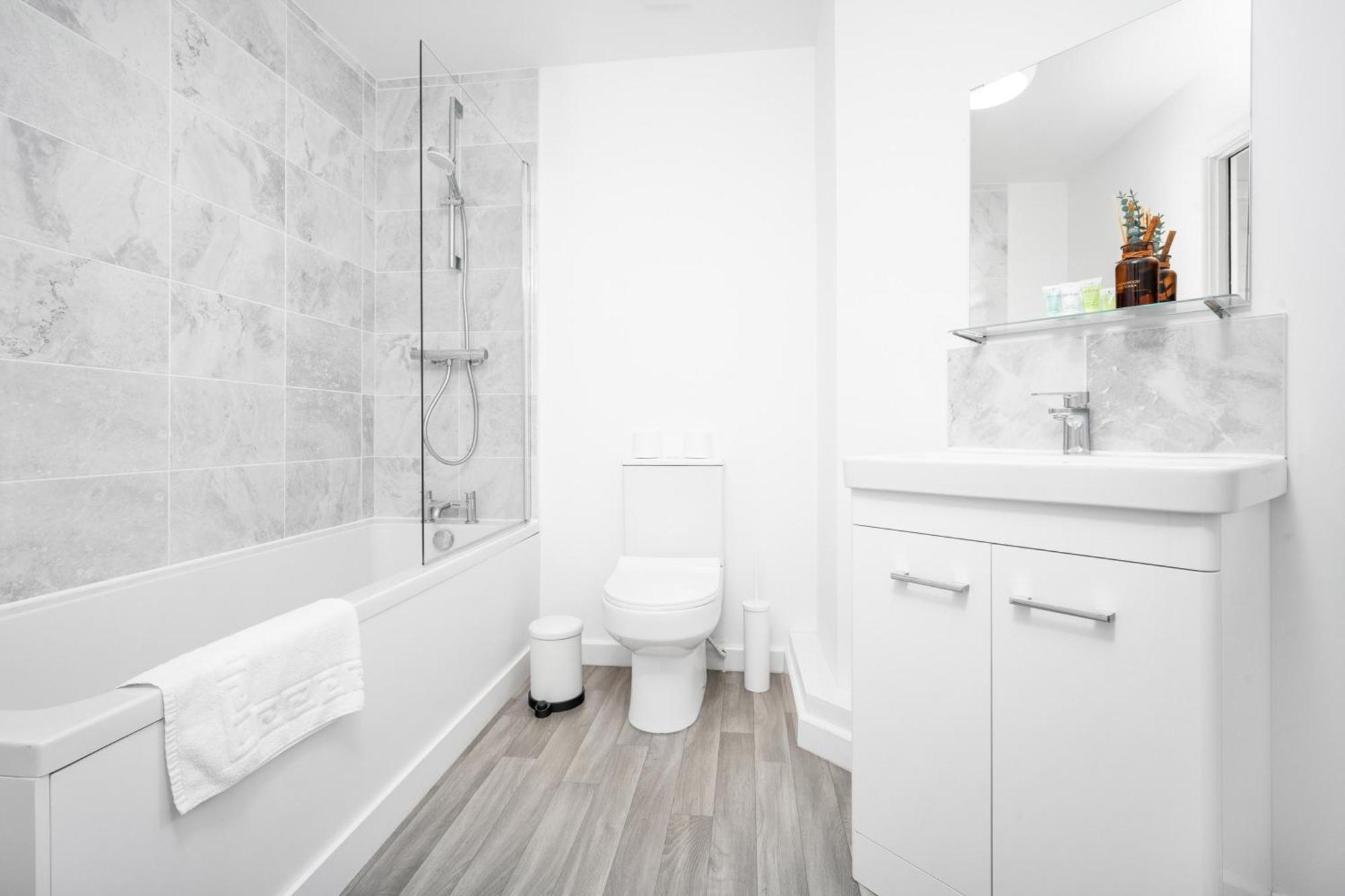New 2 Bedroom Deluxe Apartment - Parking - Wifi & Netflix - Top Rated - 50C Cradley Heath Екстериор снимка