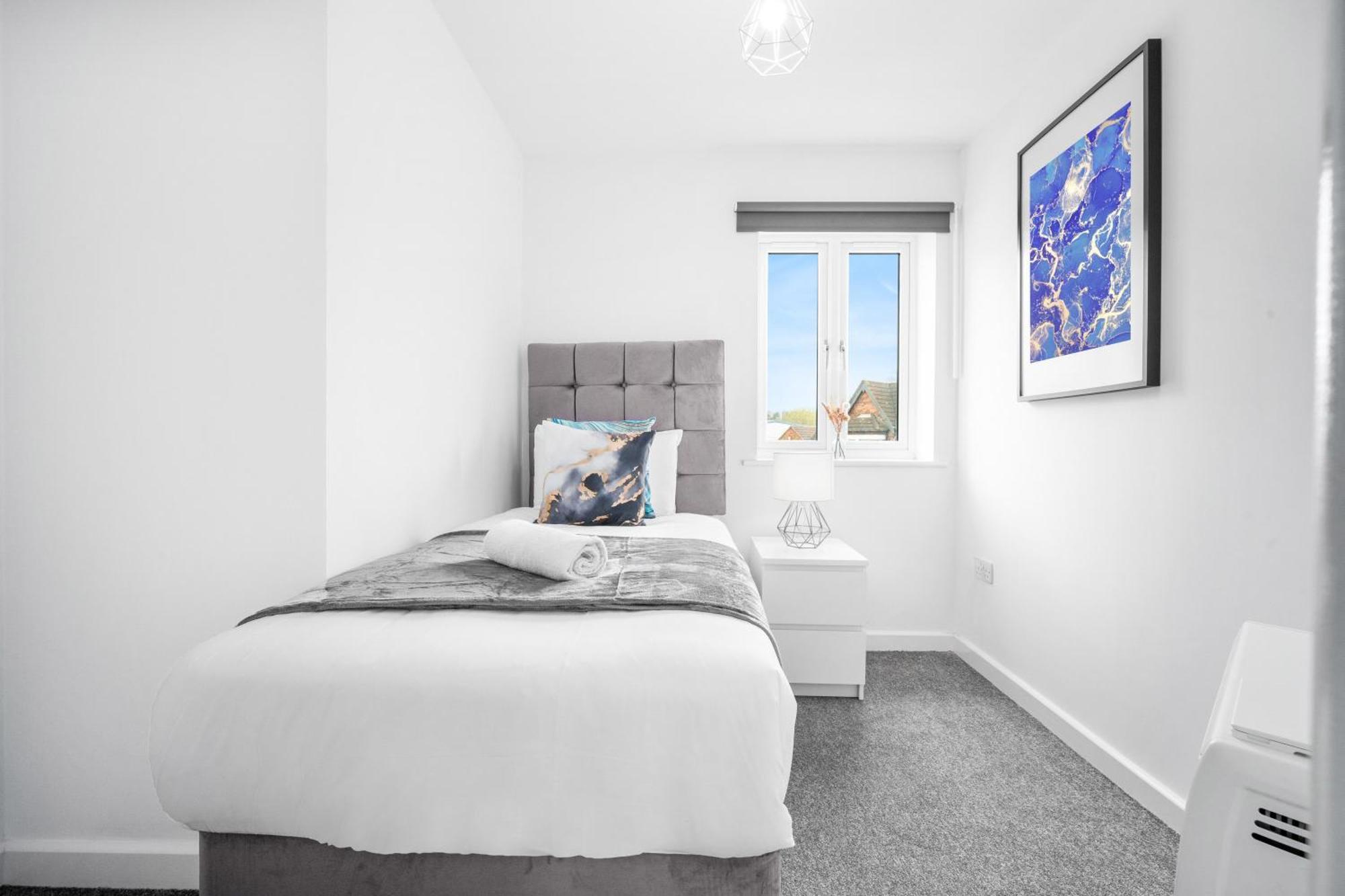 New 2 Bedroom Deluxe Apartment - Parking - Wifi & Netflix - Top Rated - 50C Cradley Heath Екстериор снимка