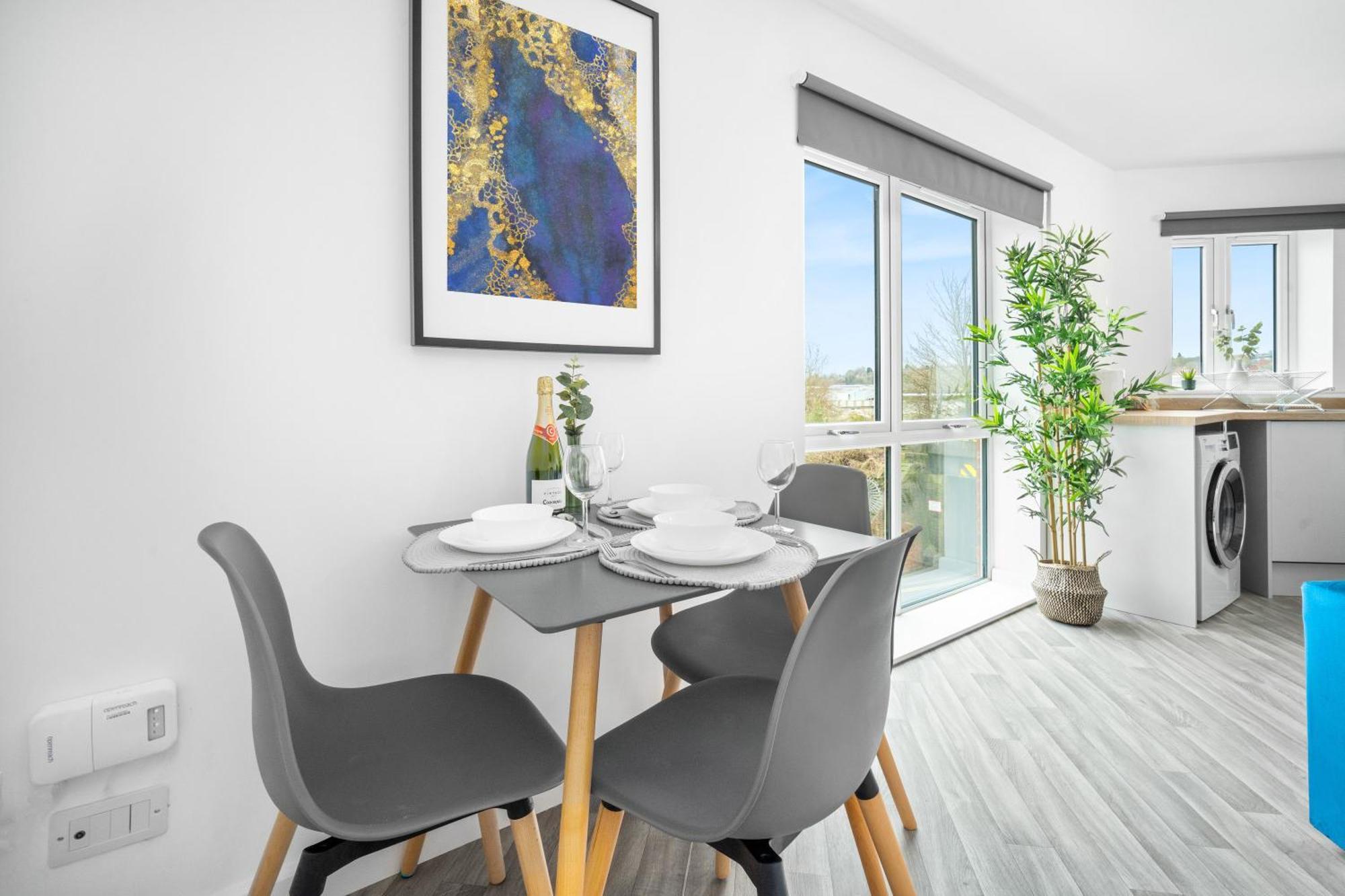 New 2 Bedroom Deluxe Apartment - Parking - Wifi & Netflix - Top Rated - 50C Cradley Heath Екстериор снимка